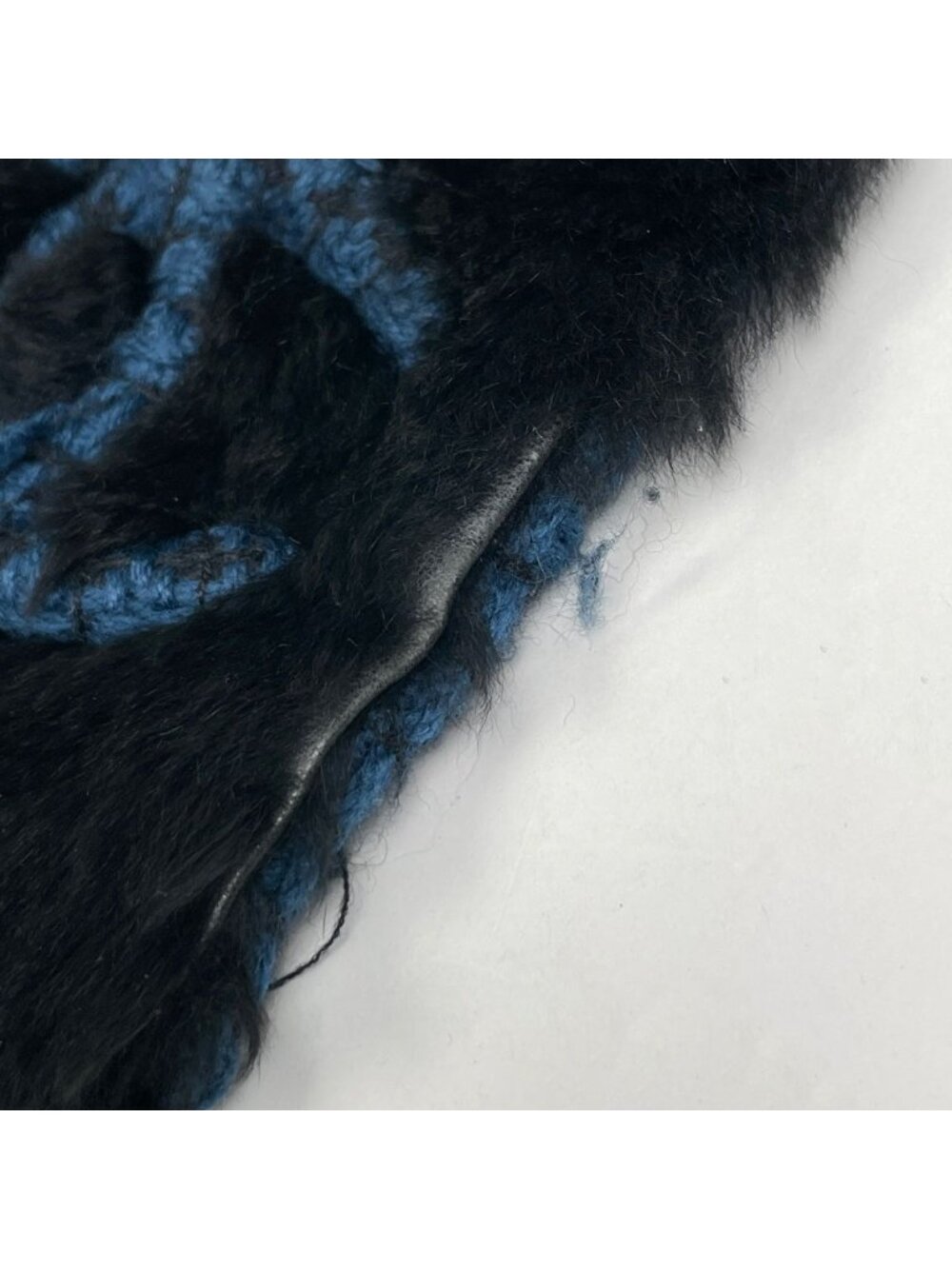 Chanel CC Logo Fur Scarf Shawl Fur Black Blue - Picture 4 of 7
